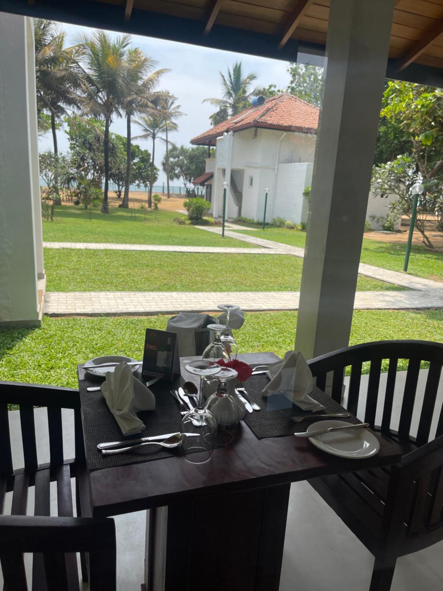Hibiscus Beach Hotel & Villas Калутара Екстериор снимка